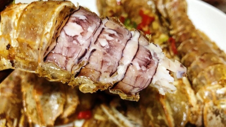 椒盐皮皮虾,赶紧剥一只,虾壳焦脆,虾肉香甜,外酥里嫩就是它了,白嫩的虾肉触及唇齿的瞬间,细腻而Q弹,弹而清淡,淡而含鲜,鲜而蕴香