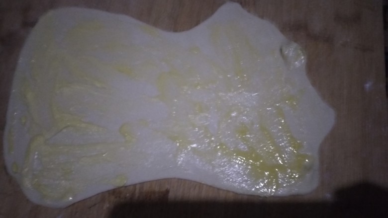 葡式蛋挞,第四次留一点点,没有抹黄油的地方,抹上水,从黄油出卷起,到水处缝合