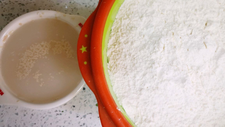 水煎包,酵母粉温水泻开,加入面粉,和成较软的面团,醒发;