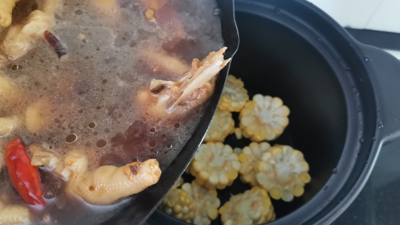 明虾鸡爪煲,倒入鸡爪,连汤汁一起
