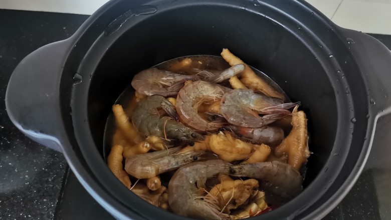 明虾鸡爪煲,汤汁不够可以加点清水,大火烧开转中小火炖半小时