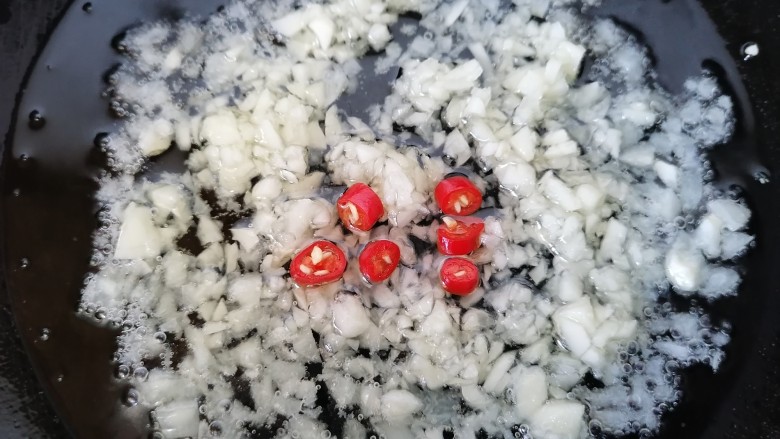 蒜香小龙虾,锅内放油烧热,放入蒜末和<a style='color:red;display:inline-block;' href='/shicai/ 62'>辣椒</a>煸炒香