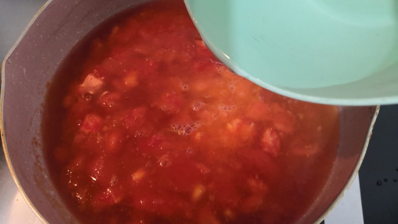 番茄黑鱼片,加入水,大火烧煮