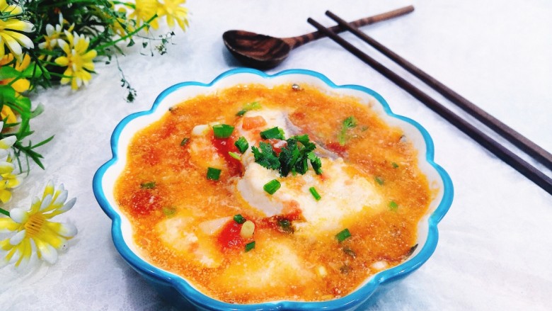 番茄黑鱼片,盛出,洒上葱花,即可上桌