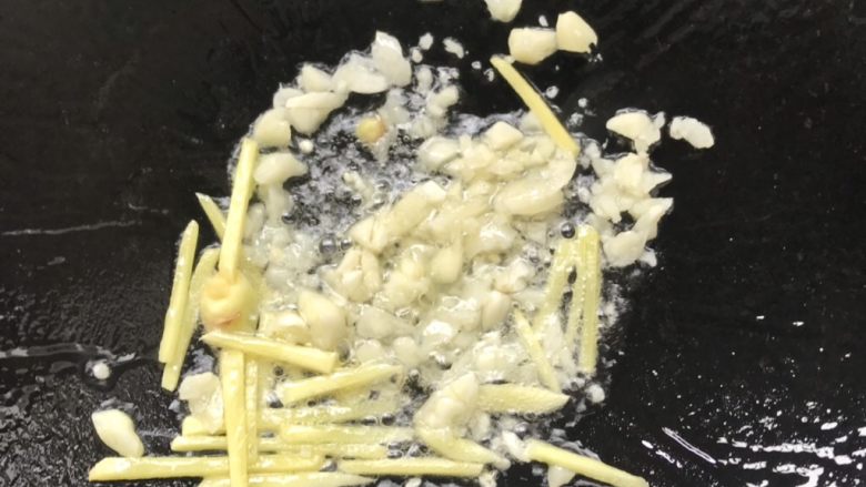 香辣鱿鱼须,锅里倒入油,放入姜丝和蒜蓉爆出香味。