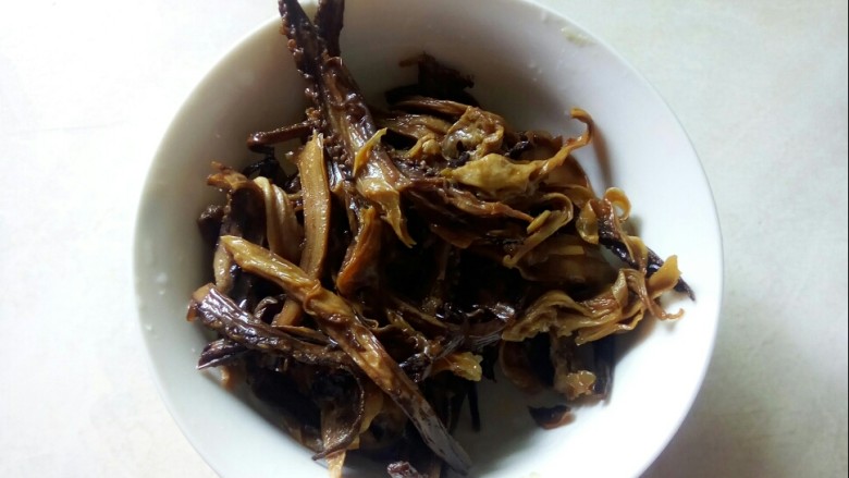香辣鱿鱼须,洗净,切丝。