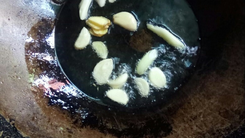 香辣鱿鱼须,炒锅倒油,放入葱姜蒜小火炒香。
