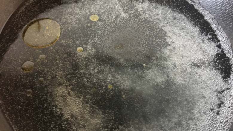 橄榄菜炒四季豆,锅里放入适量的水,加入几滴油