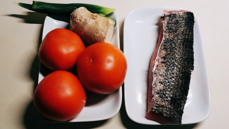 番茄黑鱼片,食材准备好