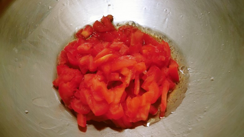 番茄黑鱼片,起油锅 油热后放入<a style='color:red;display:inline-block;' href='/shicai/ 37'>姜</a>片 炒香后放入番茄块 炒成番茄泥