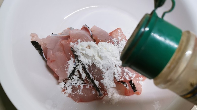 番茄黑鱼片,放入淀粉 <a style='color:red;display:inline-block;' href='/shicai/ 720'>胡椒粉</a>