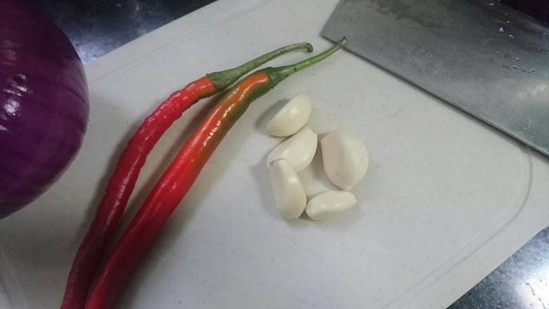 香辣鱿鱼须,线椒洗净,蒜瓣去皮