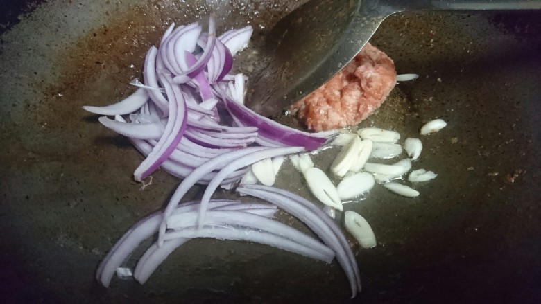 香辣鱿鱼须,重新入少量油,先炒香洋葱,蒜瓣,和肉泥