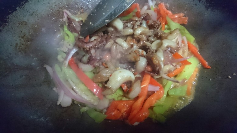香辣鱿鱼须,最后入过油的鱿鱼须,少许生抽最后调味