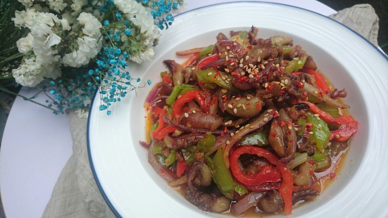 香辣鱿鱼须,撒上白芝麻和辣椒粉,趁热享用吧。