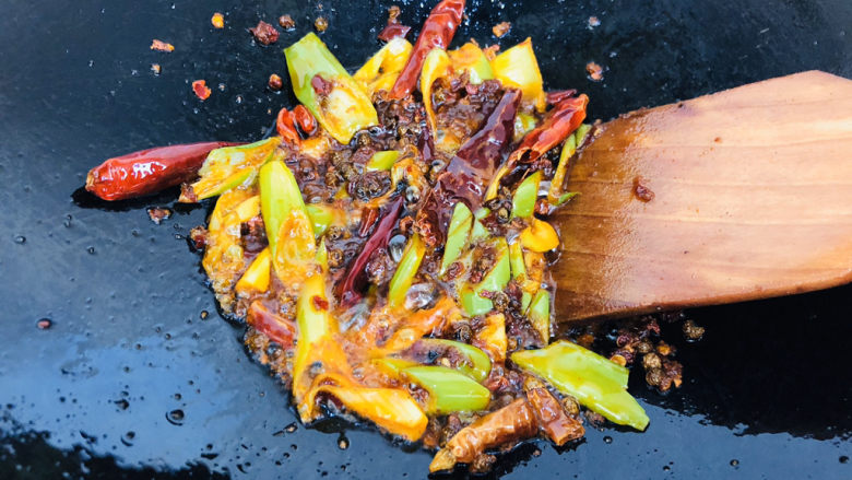 蒜香小龙虾,一定要炒出红油,闻到红油的香味即可。