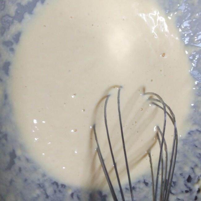 炸银鱼,开始做面糊,小一勺小麦粉+一勺淀粉,加少量盐,搅匀。