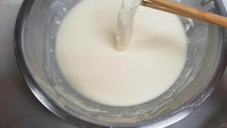 炸银鱼,夹起鱼,面糊能挂住不掉,就正好