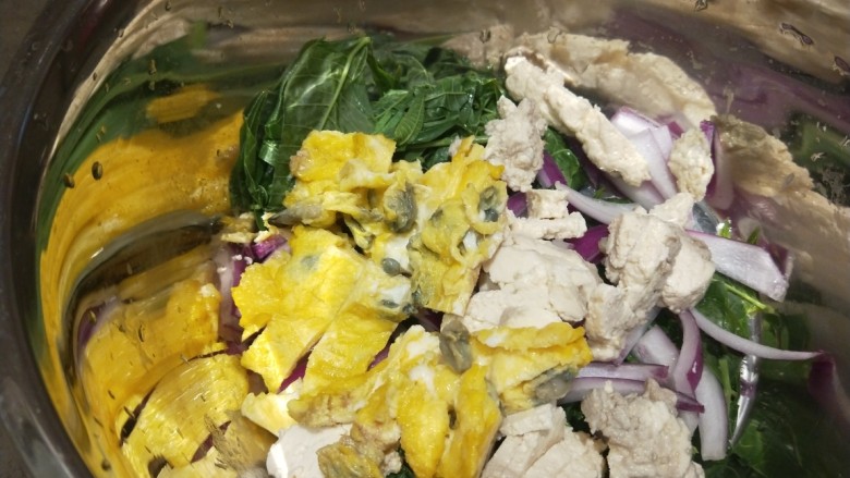 凉拌香椿,鸡蛋切条,豆腐切片。