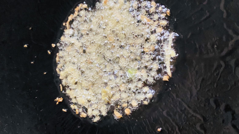 油炸臭豆腐,起锅热油6成热,放入姜末爆香。