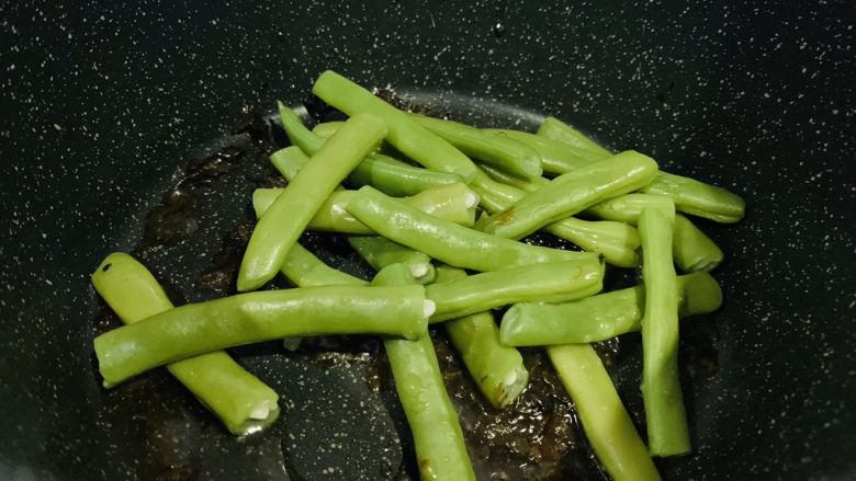 橄榄菜炒四季豆,加四季豆;
