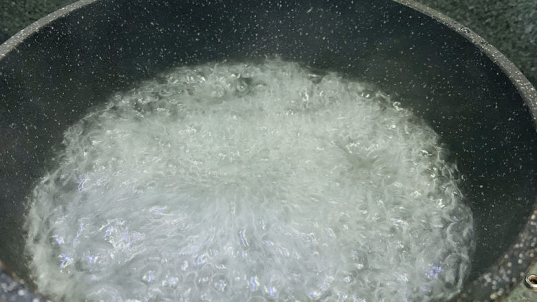 橄榄菜炒四季豆,水烧开;