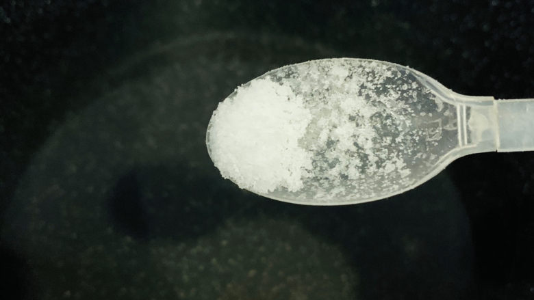 橄榄菜炒四季豆,锅烧水,加少许盐;