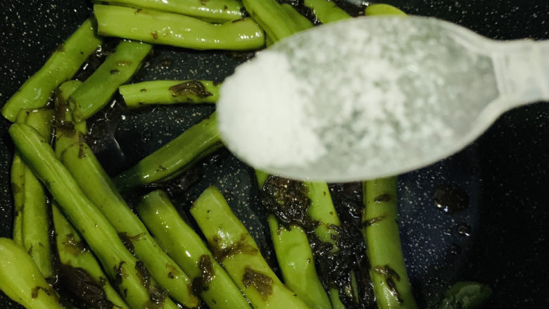 橄榄菜炒四季豆,少许盐;