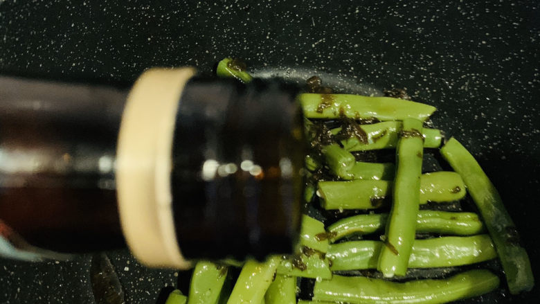 橄榄菜炒四季豆,少许<a style='color:red;display:inline-block;' href='/shicai/ 718'>料酒</a>;