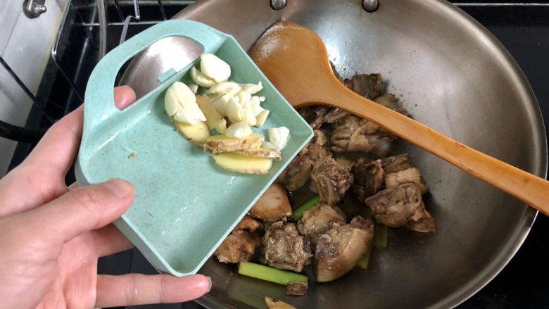 萝卜炖鸭肉➕ 红袖时笼金鸭暖,煸出鸭油,加入姜蒜翻炒出香味