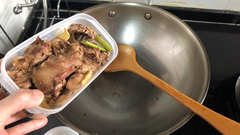 萝卜炖鸭肉➕ 红袖时笼金鸭暖,加入鸭块翻炒到表面微黄,水分收干,鸭皮出油