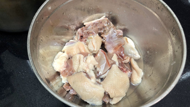 萝卜炖鸭肉➕ 红袖时笼金鸭暖,<a style='color:red;display:inline-block;' href='/shicai/ 313'>鸭子</a>小半只,斩块清洗