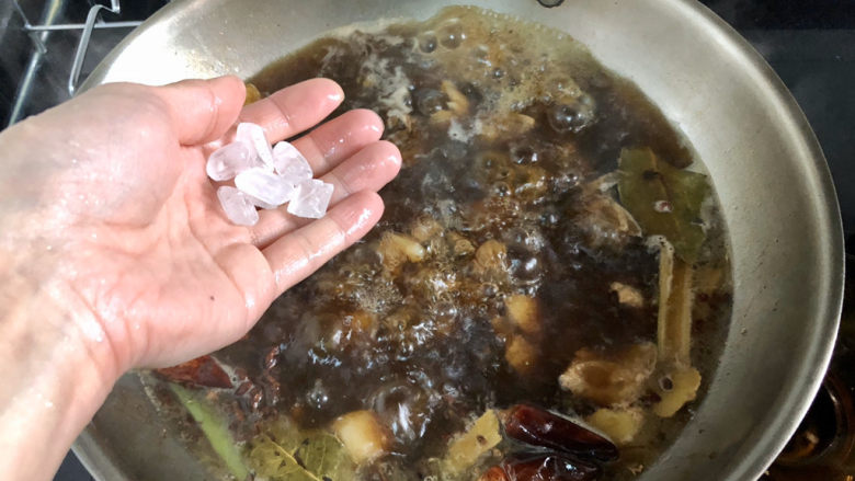 萝卜炖鸭肉➕ 红袖时笼金鸭暖,适量的清水,稍微多一点,一会还要放白萝卜,煮开后加入少许<a style='color:red;display:inline-block;' href='/shicai/ 866'>冰糖</a>,搅拌融化