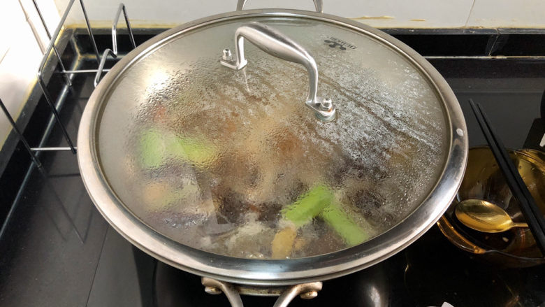 萝卜炖鸭肉➕ 红袖时笼金鸭暖,加盖,小火炖煮25分钟