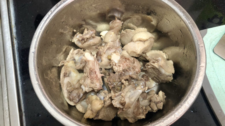 萝卜炖鸭肉➕ 红袖时笼金鸭暖,捞出温水洗净浮末,控水备用