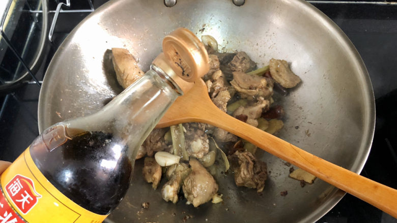 萝卜炖鸭肉➕ 红袖时笼金鸭暖,加入一茶匙老抽,进一步翻炒上色