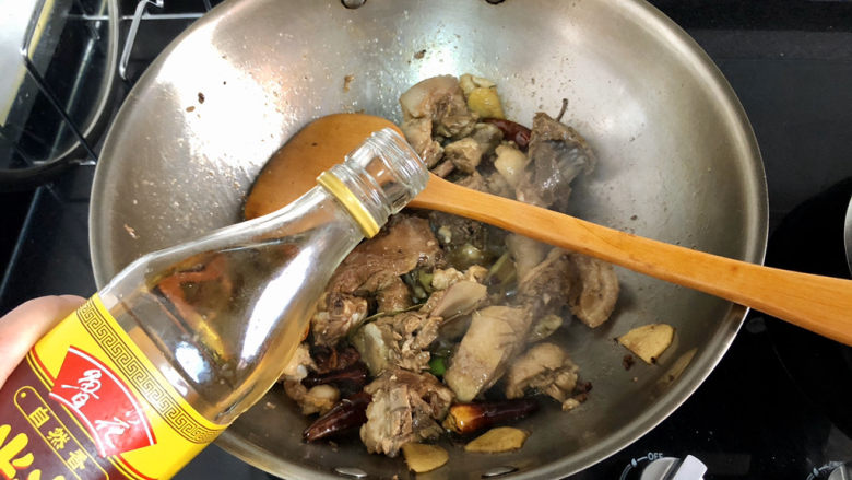 萝卜炖鸭肉➕ 红袖时笼金鸭暖,淋一茶匙料酒,翻炒去腥