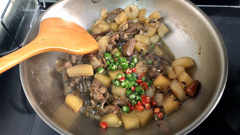 萝卜炖鸭肉➕ 红袖时笼金鸭暖,收汁的差不多,加入线椒小米辣,翻炒断生,出锅