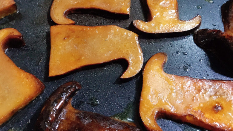黄油煎牛肝菌,不时翻面,煎熟
