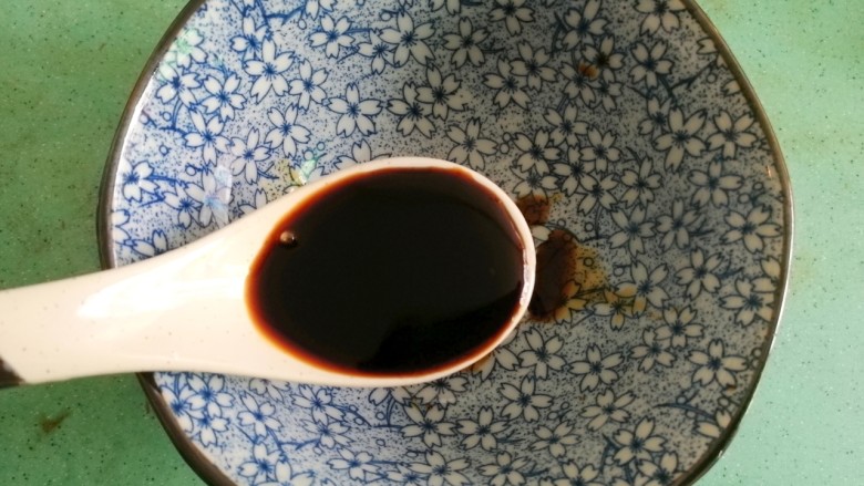 酱油炒面,准备一个碗,放一汤匙<a style='color:red;display:inline-block;' href='/shicai/ 692'>酱油</a>
