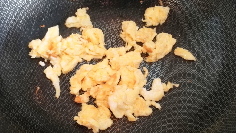 酱油炒面,然后将鸡蛋搅碎,盛起来备用