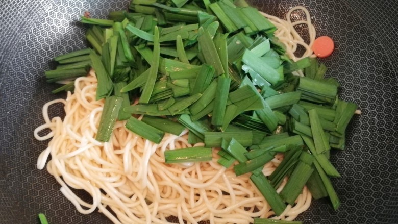 酱油炒面,接着放入韭菜叶子,快速翻炒均匀