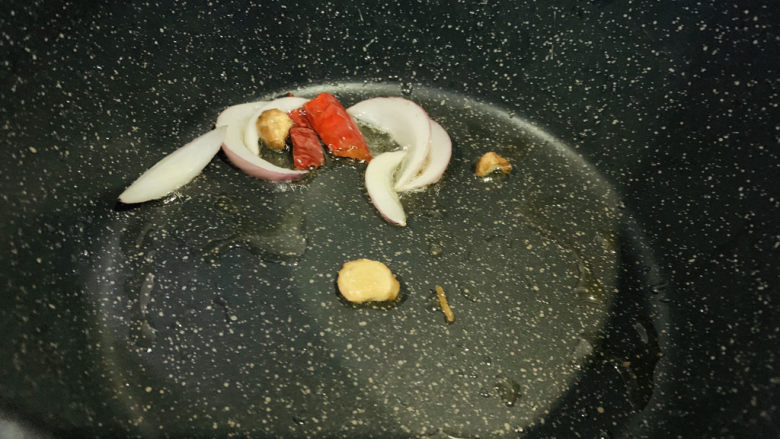 干煸芸豆,炒香;