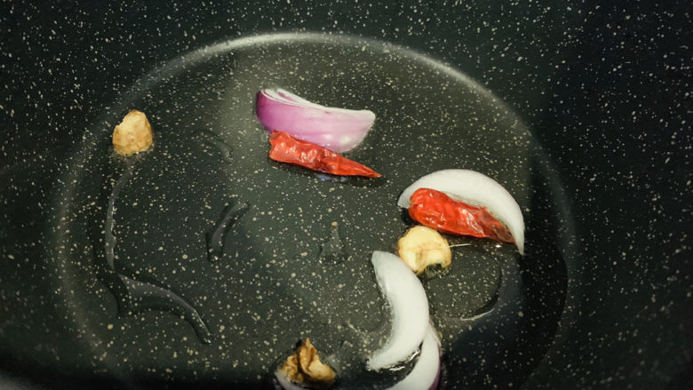 干煸芸豆,锅里加少许油,热锅,加辣椒 洋葱 姜片;
