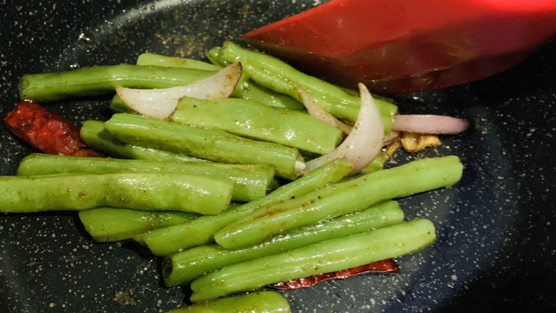干煸芸豆,炒均匀;