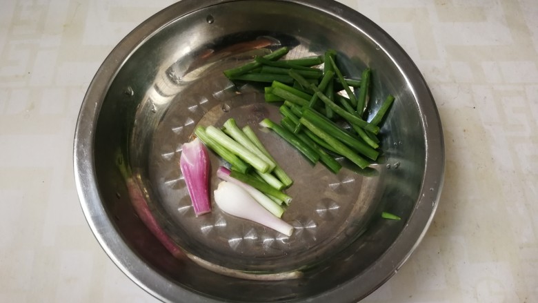 番茄炒西葫芦,切成段,只要葱根葱白