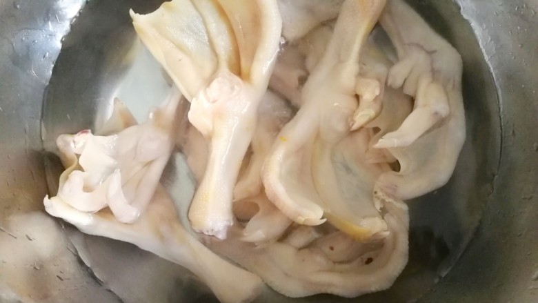 卤香辣鸭爪,焯好水的鸭爪,捞起来放入冷水中泡一会
