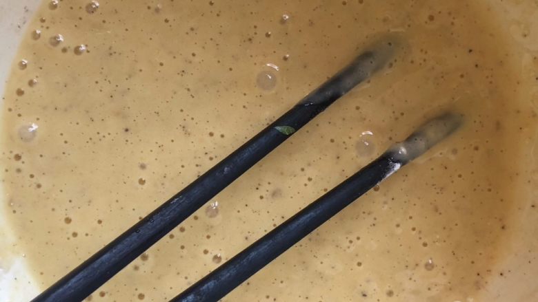 炸香椿鱼,搅拌,面糊状态不用太浓稠,能流动
