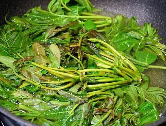 炸香椿鱼,香椿洗干净,去掉根部,入开水锅焯水,立刻放冷水