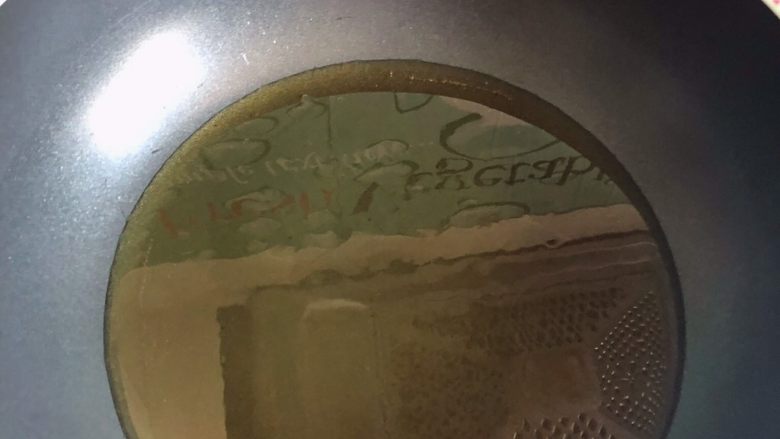 炸香椿鱼,炒锅置旺火,倒入食用油